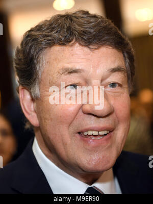 19 März 2018, Deutschland, Neu-Isenburg: Otto Rehhagel, ehemaliger Bundesliga Trainer und Trainer der griechischen Nationalmannschaft, nimmt an einer Gala des Deutschen Fußball-Bundes (DFB). Foto: Arne Dedert/dpa Stockfoto