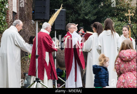 Brentwood, Essex, 25. März 2018, Palmsonntag Prozession am Brentwood römisch-katholische Kathedrale,, Brentwood, Essex UK, Kredit Ian Davidson/Alamy leben Nachrichten Stockfoto