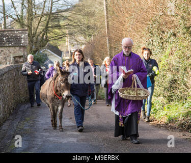 Sidmouth, Großbritannien, 25. Mar 18. Ponk der Donk nahm ein starring Rolle an der Palm Sonntagsgottesdienst in Salcombe Regis Kirche, in der Nähe von Sidmouth. Die jährliche Veranstaltung sieht Gemeindemitglieder Prozess den Hügel hinauf, und in diesem Jahr der Rev David Lewis unter der Leitung der Spaziergang zusammen mit Ponk, eine 14 Jahre alte Esel aus dem nahe gelegenen Sidmouth Donkey Sanctuary. Foto Central/Alamy Leben Nachrichten. Credit: Foto Central/Alamy leben Nachrichten Stockfoto