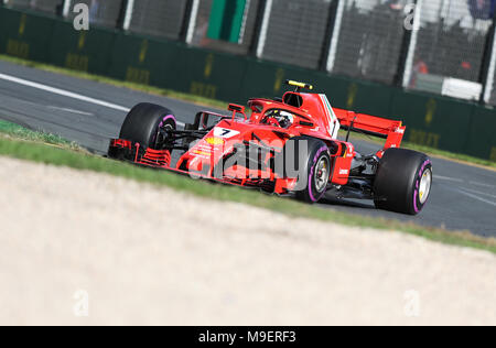 Melbourne, Australien. 25 Mär, 2018. Ferrari von Kimi Räikkönen (vorne) von Finnland konkurriert während des australischen Formel 1 Grand Prix in Melbourne, Australien, 25. März 2018. Credit: Bai Xuefei/Xinhua/Alamy leben Nachrichten Stockfoto