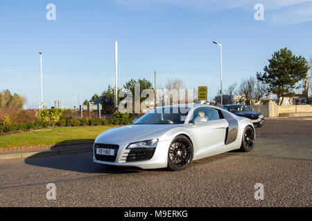 2008 Silber Audi R8 4.2 Quattro S-A 4163cc Benzin Coupé auf der Nord-West Supercar Veranstaltung als Autos und Touristen in den Küstenort ankommen. Die Autos sind an der Strandpromenade von der Stange, da Liebhaber von klassischen und Sportfahrzeugen das warme Wetter für einen Tag im Auto nutzen. Stockfoto