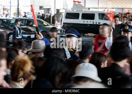 Tokio, Japan, 25. Feb 2018. Massen von Menschen zu Fuß von Naka-Meguro Station voll Kirschblüten in Meguro Fluß am März 25, 2018 blühte zu sehen. Die Menschen genießen in Tokio die Kirschbäume in voller Blüte am Sonntag, dem 25. März. Meguro Fluß läuft für ca. 7,82 km durch Setagaya, Shinagawa, Meguro Stationen in der Innenstadt von Tokio, die jedes Jahr viele Besucher kommen die Kirschbäume blühen Bäume entlang der Ufer im Frühjahr zu sehen. Credit: Rodrigo Reyes Marin/LBA/Alamy leben Nachrichten Stockfoto