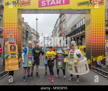 London, Großbritannien. 25. März 2018. Die ersten Londoner Sehenswürdigkeiten Halbmarathon stattfindet, auch vorbei an bekannten Sehenswürdigkeiten mit einem Schwerpunkt auf historische und kulturelle Schätze in der Stadt London und Westminster. Die Londoner Sehenswürdigkeiten Halbmarathon ist das Geistesprodukt des Baby liebe Tommy's, die zweieinhalb Jahre der Entwicklung der Fall, um die gesamte Nächstenliebe Sektor zu profitieren. Foto: Gruppe von Läufern konkurrieren mit kultigen Londoner Gebäuden angebracht. Celebs und Wahrzeichen Line Up auf dem Kurs - Amanda Holden zu nehmen. Credit: Malcolm Park/Alamy Leben Nachrichten. Stockfoto