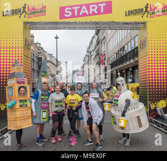 London, Großbritannien. 25. März 2018. Die ersten Londoner Sehenswürdigkeiten Halbmarathon stattfindet, auch vorbei an bekannten Sehenswürdigkeiten mit einem Schwerpunkt auf historische und kulturelle Schätze in der Stadt London und Westminster. Die Londoner Sehenswürdigkeiten Halbmarathon ist das Geistesprodukt des Baby liebe Tommy's, die zweieinhalb Jahre der Entwicklung der Fall, um die gesamte Nächstenliebe Sektor zu profitieren. Foto: Gruppe von Läufern konkurrieren mit kultigen Londoner Gebäuden angebracht. Celebs und Wahrzeichen Line Up auf dem Kurs - Amanda Holden zu nehmen. Credit: Malcolm Park/Alamy Leben Nachrichten. Stockfoto