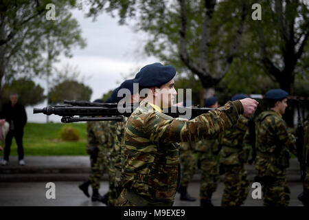 Thessaloniki, Griechenland. 25 Mär, 2018. Griechischen Soldaten nehmen an einer Parade zum Gedenken an die Griechische Tag der Unabhängigkeit, im Zentrum der Stadt. Die nationalen Feiertag von 25. März markiert den Beginn der griechischen Revolution zurück in 1821, die zur Unabhängigkeit führte gegen die 400-jährige Osmanische Herrschaft Credit: Giannis Papanikos/ZUMA Draht/Alamy Live News Credit: ZUMA Press, Inc./Alamy leben Nachrichten Stockfoto