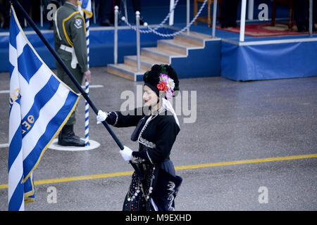 Thessaloniki, Griechenland. 25 Mär, 2018. Eine Frau in der traditionellen Tracht gekleidet nimmt an einer Parade im Zentrum der Stadt, als er eine griechische Flagge hält. Die nationalen Feiertag von 25. März markiert den Beginn der griechischen Revolution zurück in 1821, die zur Unabhängigkeit führte gegen die 400-jährige Osmanische Herrschaft Credit: Giannis Papanikos/ZUMA Draht/Alamy Live News Credit: ZUMA Press, Inc./Alamy leben Nachrichten Stockfoto