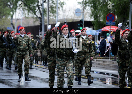 Thessaloniki, Griechenland. 25 Mär, 2018. Griechischen Soldaten nehmen an einer Parade zum Gedenken an die Griechische Tag der Unabhängigkeit, im Zentrum der Stadt. Die nationalen Feiertag von 25. März markiert den Beginn der griechischen Revolution zurück in 1821, die zur Unabhängigkeit führte gegen die 400-jährige Osmanische Herrschaft Credit: Giannis Papanikos/ZUMA Draht/Alamy Live News Credit: ZUMA Press, Inc./Alamy leben Nachrichten Stockfoto