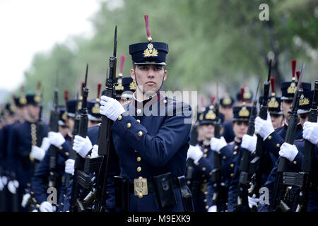 Thessaloniki, Griechenland. 25 Mär, 2018. Griechische Armee Kadetten an einer Parade zum Gedenken an die Griechische Tag der Unabhängigkeit, im Zentrum der Stadt. Die nationalen Feiertag von 25. März markiert den Beginn der griechischen Revolution zurück in 1821, die zur Unabhängigkeit führte gegen die 400-jährige Osmanische Herrschaft Credit: Giannis Papanikos/ZUMA Draht/Alamy Live News Credit: ZUMA Press, Inc./Alamy leben Nachrichten Stockfoto