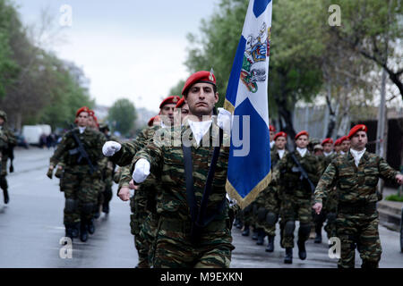 Thessaloniki, Griechenland. 25 Mär, 2018. Griechischen Soldaten nehmen an einer Parade zum Gedenken an die Griechische Tag der Unabhängigkeit, im Zentrum der Stadt. Die nationalen Feiertag von 25. März markiert den Beginn der griechischen Revolution zurück in 1821, die zur Unabhängigkeit führte gegen die 400-jährige Osmanische Herrschaft Credit: Giannis Papanikos/ZUMA Draht/Alamy Live News Credit: ZUMA Press, Inc./Alamy leben Nachrichten Stockfoto