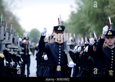 Thessaloniki, Griechenland. 25 Mär, 2018. Griechische Armee Kadetten an einer Parade zum Gedenken an die Griechische Tag der Unabhängigkeit, im Zentrum der Stadt. Die nationalen Feiertag von 25. März markiert den Beginn der griechischen Revolution zurück in 1821, die zur Unabhängigkeit führte gegen die 400-jährige Osmanische Herrschaft Credit: Giannis Papanikos/ZUMA Draht/Alamy Live News Credit: ZUMA Press, Inc./Alamy leben Nachrichten Stockfoto