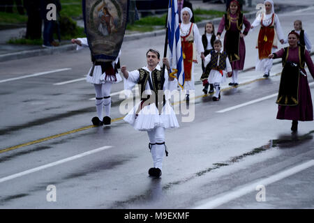 Thessaloniki, Griechenland. 25 Mär, 2018. Ein Mann in traditioneller Tracht evzone nimmt an einer Parade im Zentrum der Stadt, als er eine griechische Flagge hält. Die nationalen Feiertag von 25. März markiert den Beginn der griechischen Revolution zurück in 1821, die zur Unabhängigkeit führte gegen die 400-jährige Osmanische Herrschaft Credit: Giannis Papanikos/ZUMA Draht/Alamy Live News Credit: ZUMA Press, Inc./Alamy leben Nachrichten Stockfoto