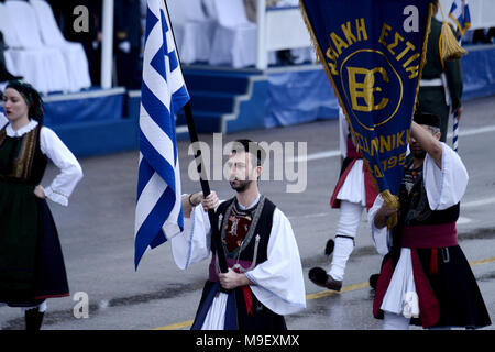 Thessaloniki, Griechenland. 25 Mär, 2018. Ein Mann in traditioneller Tracht evzone nimmt an einer Parade im Zentrum der Stadt, als er eine griechische Flagge hält. Die nationalen Feiertag von 25. März markiert den Beginn der griechischen Revolution zurück in 1821, die zur Unabhängigkeit führte gegen die 400-jährige Osmanische Herrschaft Credit: Giannis Papanikos/ZUMA Draht/Alamy Live News Credit: ZUMA Press, Inc./Alamy leben Nachrichten Stockfoto