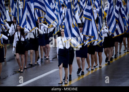 Thessaloniki, Griechenland. 25 Mär, 2018. Griechische Studenten nehmen an einer Parade im Zentrum der Stadt, wie Sie griechische Flaggen halten. Die nationalen Feiertag von 25. März markiert den Beginn der griechischen Revolution zurück in 1821, die zur Unabhängigkeit führte gegen die 400-jährige Osmanische Herrschaft Credit: Giannis Papanikos/ZUMA Draht/Alamy Live News Credit: ZUMA Press, Inc./Alamy leben Nachrichten Stockfoto