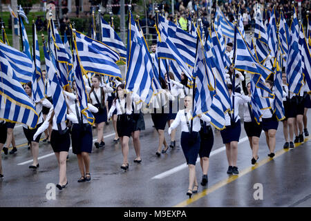 Thessaloniki, Griechenland. 25 Mär, 2018. Griechische Studenten nehmen an einer Parade im Zentrum der Stadt, wie Sie griechische Flaggen halten. Die nationalen Feiertag von 25. März markiert den Beginn der griechischen Revolution zurück in 1821, die zur Unabhängigkeit führte gegen die 400-jährige Osmanische Herrschaft Credit: Giannis Papanikos/ZUMA Draht/Alamy Live News Credit: ZUMA Press, Inc./Alamy leben Nachrichten Stockfoto