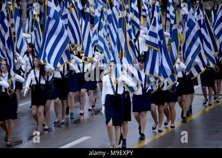 Thessaloniki, Griechenland. 25 Mär, 2018. Griechische Studenten nehmen an einer Parade im Zentrum der Stadt, wie Sie griechische Flaggen halten. Die nationalen Feiertag von 25. März markiert den Beginn der griechischen Revolution zurück in 1821, die zur Unabhängigkeit führte gegen die 400-jährige Osmanische Herrschaft Credit: Giannis Papanikos/ZUMA Draht/Alamy Live News Credit: ZUMA Press, Inc./Alamy leben Nachrichten Stockfoto