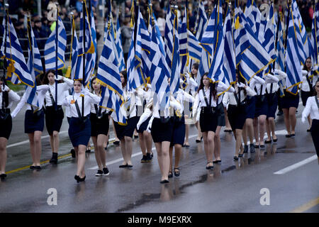 Thessaloniki, Griechenland. 25 Mär, 2018. Griechische Studenten nehmen an einer Parade im Zentrum der Stadt, wie Sie griechische Flaggen halten. Die nationalen Feiertag von 25. März markiert den Beginn der griechischen Revolution zurück in 1821, die zur Unabhängigkeit führte gegen die 400-jährige Osmanische Herrschaft Credit: Giannis Papanikos/ZUMA Draht/Alamy Live News Credit: ZUMA Press, Inc./Alamy leben Nachrichten Stockfoto