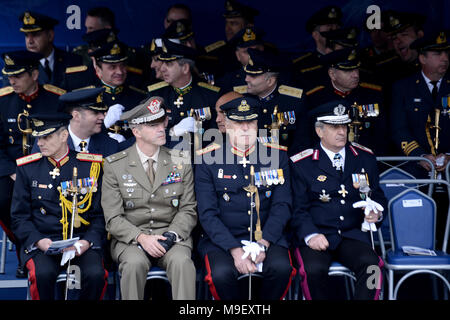 Thessaloniki, Griechenland. 25 Mär, 2018. Hochrangige Offiziere der Armee nehmen an einer Parade im Zentrum der Stadt. Die nationalen Feiertag von 25. März markiert den Beginn der griechischen Revolution zurück in 1821, die zur Unabhängigkeit führte gegen die 400-jährige Osmanische Herrschaft Credit: Giannis Papanikos/ZUMA Draht/Alamy Live News Credit: ZUMA Press, Inc./Alamy leben Nachrichten Stockfoto