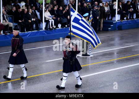 Thessaloniki, Griechenland. 25 Mär, 2018. Männer, gekleidet in traditionellen Kostümen der Armee in einer Parade teilnehmen, in der Mitte der Stadt. Die nationalen Feiertag von 25. März markiert den Beginn der griechischen Revolution zurück in 1821, die zur Unabhängigkeit führte gegen die 400-jährige Osmanische Herrschaft Credit: Giannis Papanikos/ZUMA Draht/Alamy Live News Credit: ZUMA Press, Inc./Alamy leben Nachrichten Stockfoto