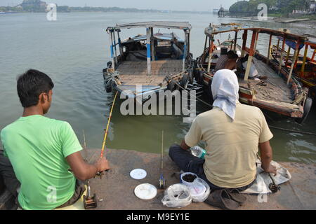 Belur, West Bengal, Indien. 25. März 2018. Aternoon Angeln am Fluss Hoogly. Credit: Rupa Ghosh/Alamy Leben Nachrichten. Stockfoto