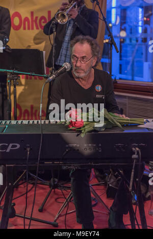 Hugo Egon Balder bin Tastatur mit roten Tulpen auf der Bühne der Louisiana Star bei der Kultnight der Hamburger Szene Stockfoto