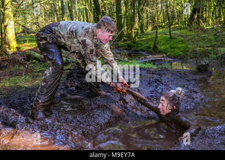 Kilmarnock, Großbritannien, 25. Feb 2018. Mehr als 400 Läuferinnen und Läufer aus über Schottland nahmen an der harten, schweren, anstrengenden und lustigen Schlammigen Studien 10k und 5k mudruns obwohl Craufurdland Immobilien, Kilmarnock. Dieses Bi - jährliche Veranstaltung beliebt ist wegen der Hindernisse, Gefährdungen und tiefen Wasser gefüllten Gräben und Gräben durch solche Namen wie der 'Dirty Graben" und "Shrek" bekannt: Findlay/Alamy leben Nachrichten Stockfoto