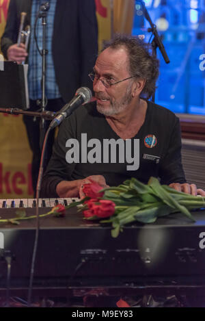 Hugo Egon Balder bin Tastatur mit roten Tulpen auf der Bühne der Louisiana Star bei der Kultnight der Hamburger Szene blickt nach links Stockfoto