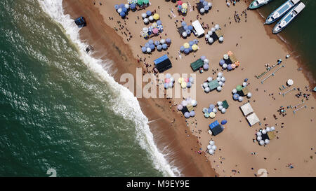 Peking, China. 23 Mär, 2018. Luftbild am 23. März 2018 zeigt die Yudai Strand in Boao Town, South China Hainan Provinz übernommen. Die Boao Forum für Asien Jahreskonferenz in Hainan wird im April stattfinden, und über die Reform und Öffnung. Credit: Jin Liangkuai/Xinhua/Alamy leben Nachrichten Stockfoto