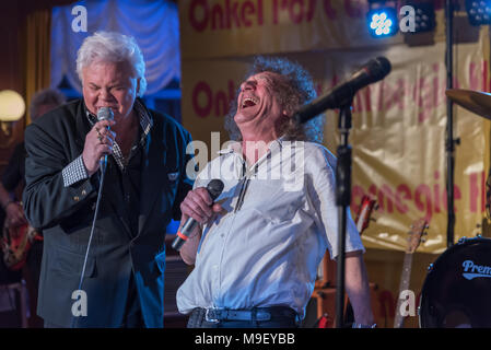 Geff Harrison und Taco Ockerse singen fröhlich in Freundschaft auf der Bühne der ändern Louisiana Star bei der Kultnight dder Hamburger Szene Stockfoto