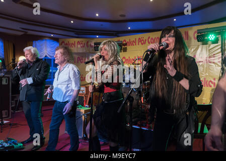 Taco Ockerse, Geff Harrison, Susi Salm und Jutta Weinhold singen auf der Bühne der Louisiana Star bei der Kultnight der Hamburger Szene Stockfoto