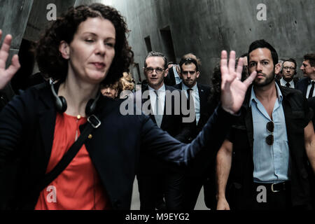 Jerusalem, Israel. 25. März, 2018. Der Bundesminister des Auswärtigen der Bundesrepublik Deutschland, Heiko Maas (C), Touren die Yad Vashem Holocaust Museum. Maas tourte das Museum, in einer Gedenkfeier teilgenommen, besuchte die Gedenkstätte und das Museum Gästebuch unterzeichnet. Credit: Nir Alon/Alamy leben Nachrichten Stockfoto