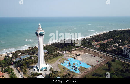 Peking, China. 23 Mär, 2018. Luftbild am 23. März 2018 zeigt ein Leuchtturm in Boao Town, South China Hainan Provinz übernommen. Die Boao Forum für Asien Jahreskonferenz in Hainan wird im April stattfinden, und über die Reform und Öffnung. Credit: Jin Liangkuai/Xinhua/Alamy leben Nachrichten Stockfoto