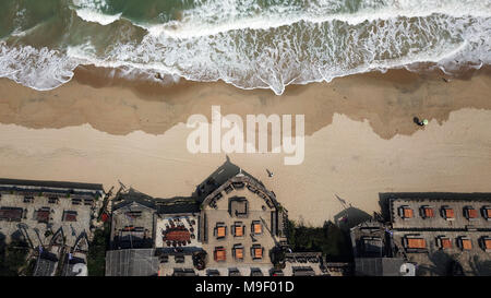 Peking, China. 23 Mär, 2018. Luftbild am 23. März 2018 zeigt Bars am Strand entlang in Boao Town, South China Hainan Provinz übernommen. Die Boao Forum für Asien Jahreskonferenz in Hainan wird im April stattfinden, und über die Reform und Öffnung. Credit: Jin Liangkuai/Xinhua/Alamy leben Nachrichten Stockfoto