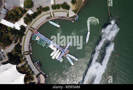 Peking, China. 23 Mär, 2018. Luftbild am 23. März 2018 zeigt ein Dock in der Nähe von der Gründung des Boao Forum für Asien (BFA) im Süden Chinas Hainan Provinz übernommen. Die BFA-Jahrestagung statt in Hainan nehmen im April, und über die Reform und Öffnung. Credit: Jin Liangkuai/Xinhua/Alamy leben Nachrichten Stockfoto