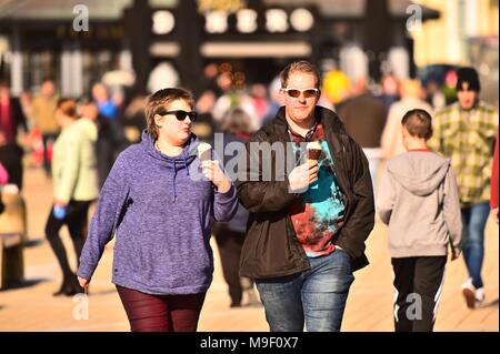 Aberystwyth Wales UK, Sonntag, den 25. März 2018 Deutschland Wetter: Menschen am Meer in Aberystwyth Wales genießen ein Tag der herrlich sonnigen und warmen Wetter am ersten Tag der Britische Sommerzeit, 25. März 2018. Foto © Keith Morris/Alamy leben Nachrichten Stockfoto