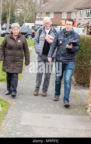 Brentwood, Essex 25 März 2018 Labour Party Mitglieder werben um Stimmen in Brentwood, Essex, vor den Kommunalwahlen. Die Leinwand ist für die Wähler zu identifizieren, damit sie aufgerufen werden können am Wahltag zu stimmen. Kredit Ian Davidson/Alamy leben Nachrichten Stockfoto