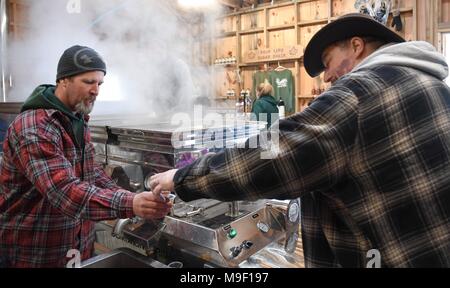 New Hampshire, USA, 25. März 2018. Auf Maple Wochenende, Ahorn Sirup Hersteller in New Hampshire, USA, öffnen ihre Türen zu verkaufen behandelt und zeigen Touristen wie Maple sap in Sirup umgewandelt wird. Die meisten neuen England ahorn Hersteller sind kleine, unabhängige Bauern, Sirup, um ihr Einkommen zu ergänzen. Credit: Andrew Cline/Alamy leben Nachrichten Stockfoto