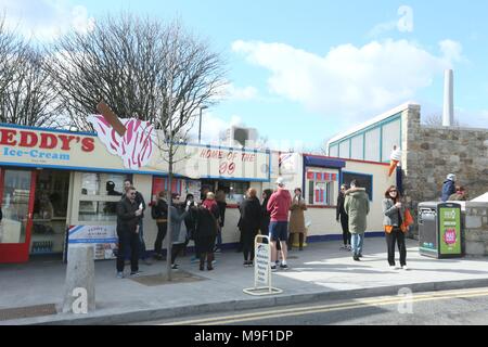 Dún Laoghaire, Dublin, 25.März 2018. Menschen Warteschlange für Eis, auf einer Straße in Dún Laoghaire in South Dublin, Irland während eines Zeitraums von Sonnenschein und Frühling Zeit gutes wetter. Stockfoto