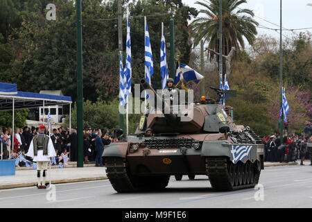 Athen, Griechenland. 25 Mär, 2018. Die griechische Armee Panzer an das Griechische Parlament während einer Militärparade der griechischen Unabhängigkeit Tag in Athen, Griechenland, am 25. März 2018 Kennzeichnung. Griechenland feierte am Sonntag die 197th Jahrestag des Beginns des Krieges der Unabhängigkeit aus der 400-jährigen Herrschaft des Osmanischen Reichs am 25. März 1821 mit einem üblichen militärischen Parade im Zentrum von Athen. Credit: Marios Lolos/Xinhua/Alamy leben Nachrichten Stockfoto