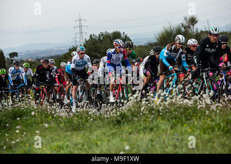 Das Peloton bei der 98Th Volta Ciclista a Catalunya 2018/Stufe 7 Barcelona - Barcelona 157 km während der Tour von Catalunya, 25. März 2018 in Barcelona, Spanien. Stockfoto