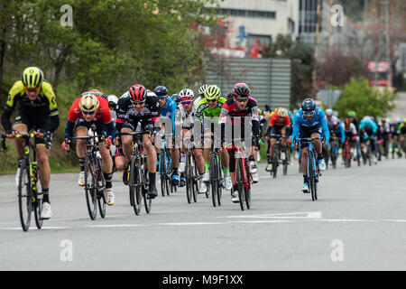 Das Peloton bei der 98Th Volta Ciclista a Catalunya 2018/Stufe 7 Barcelona - Barcelona 157 km während der Tour von Catalunya, 25. März 2018 in Barcelona, Spanien. Stockfoto