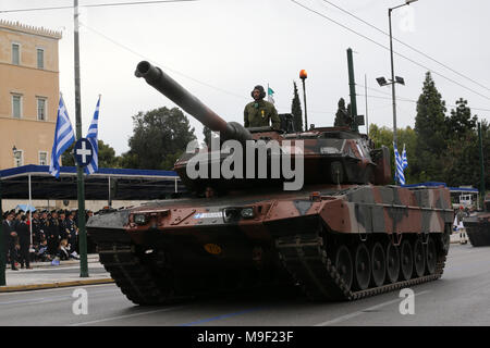 Athen, Griechenland. 25 Mär, 2018. Die griechische Armee Panzer an das Griechische Parlament während einer Militärparade der griechischen Unabhängigkeit Tag in Athen, Griechenland, am 25. März 2018 Kennzeichnung. Griechenland feierte am Sonntag die 197th Jahrestag des Beginns des Krieges der Unabhängigkeit aus der 400-jährigen Herrschaft des Osmanischen Reichs am 25. März 1821 mit einem üblichen militärischen Parade im Zentrum von Athen. Credit: Marios Lolos/Xinhua/Alamy leben Nachrichten Stockfoto