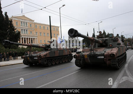 Athen, Griechenland. 25 Mär, 2018. Griechische Armee Panzer fahren an der Griechischen Parlament während einer Militärparade der griechischen Unabhängigkeit Tag in Athen, Griechenland, am 25. März 2018 Kennzeichnung. Griechenland feierte am Sonntag die 197th Jahrestag des Beginns des Krieges der Unabhängigkeit aus der 400-jährigen Herrschaft des Osmanischen Reichs am 25. März 1821 mit einem üblichen militärischen Parade im Zentrum von Athen. Credit: Martos Lolos/Xinhua/Alamy leben Nachrichten Stockfoto