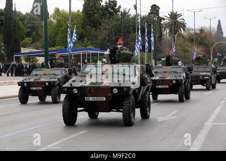 Athen, Griechenland. 25 Mär, 2018. Griechische Armee Panzer fahren an der Griechischen Parlament während einer Militärparade der griechischen Unabhängigkeit Tag in Athen, Griechenland, am 25. März 2018 Kennzeichnung. Griechenland feierte am Sonntag die 197th Jahrestag des Beginns des Krieges der Unabhängigkeit aus der 400-jährigen Herrschaft des Osmanischen Reichs am 25. März 1821 mit einem üblichen militärischen Parade im Zentrum von Athen. Credit: Marios Lolos/Xinhua/Alamy leben Nachrichten Stockfoto