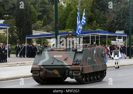 Athen, Griechenland. 25 Mär, 2018. Die griechische Armee Panzer an das Griechische Parlament während einer Militärparade der griechischen Unabhängigkeit Tag in Athen, Griechenland, am 25. März 2018 Kennzeichnung. Griechenland feierte am Sonntag die 197th Jahrestag des Beginns des Krieges der Unabhängigkeit aus der 400-jährigen Herrschaft des Osmanischen Reichs am 25. März 1821 mit einem üblichen militärischen Parade im Zentrum von Athen. Credit: Marios Lolos/Xinhua/Alamy leben Nachrichten Stockfoto