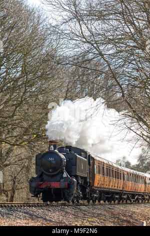 Kidderminster, Großbritannien. 25. März, 2018. UK Wetter: Sonne in Worcestershire und Shropshire bringt viele Familien, die eine Fahrt auf den Severn Valley Railway Heritage Line genießen. Der 1501 Dampflok hier gesehen ist das Reisen von Kidderminster nach Bridgnorth mit dappled Sonnenlicht durch die Bäume. Quelle: Lee Hudson/Alamy leben Nachrichten Stockfoto