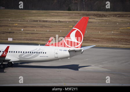 19 März 2018, Deutschland, Köln: Eine Boeing 737 von Turkish Airlines steht auf dem Flugplatz. · Keine LEITUNG SERVICE · Foto: Horst Galuschka/dpa Stockfoto