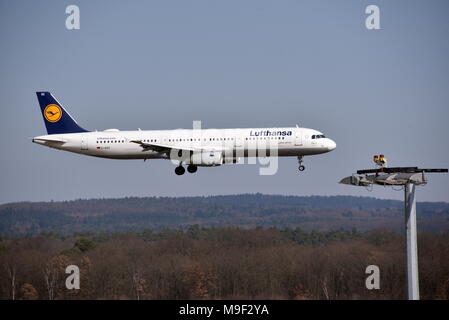 19 März 2018, Deutschland, Köln: Ein Airbus 321 der Lufthansa Landung auf dem Flugplatz. · Keine LEITUNG SERVICE · Foto: Horst Galuschka/dpa Stockfoto