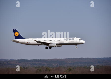 19 März 2018, Deutschland, Köln: Ein Airbus 321 der Lufthansa Landung auf dem Flugplatz. · Keine LEITUNG SERVICE · Foto: Horst Galuschka/dpa Stockfoto