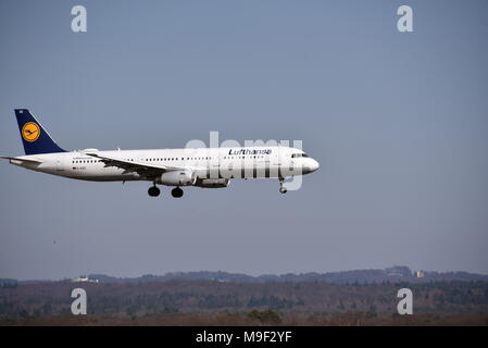 19 März 2018, Deutschland, Köln: Ein Airbus 321 der Lufthansa Landung auf dem Flugplatz. · Keine LEITUNG SERVICE · Foto: Horst Galuschka/dpa Stockfoto