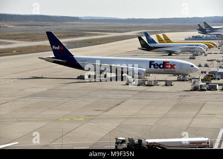 19 März 2018, Deutschland, Köln: Cargo Flugzeuge auf dem Flugplatz. · Keine LEITUNG SERVICE · Foto: Horst Galuschka/dpa Stockfoto